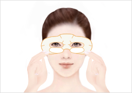 STEP2 - 하단 마스크의 위쪽 끝부분을 손으로 잡고 필름을 벗긴 쪽을 입 부위 위치에 맞춘 후 얼굴에 맞게 들뜸 없이 붙여 줍니다
