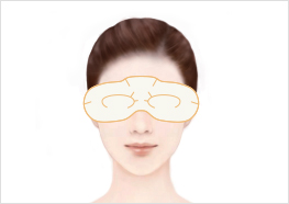 STEP4 - 상단 마스크의 윗부분(이마부위)을 손으로 잡고 필름을 벗긴 쪽을 눈, 코, 이마 부위에 맞춰 얼굴에 붙입니다