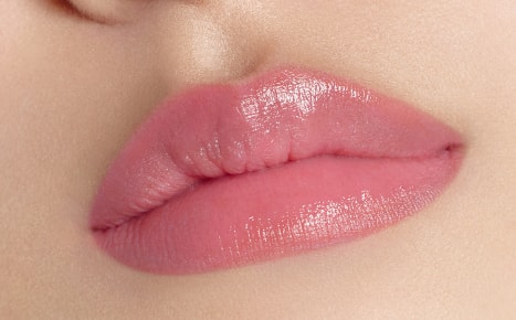 A model with Perfecting Lip Color NO. 370 PEONY applied once