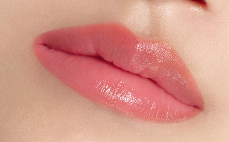A model with Perfecting Lip Color NO. 460 BERRY applied once