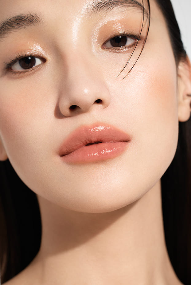 A model with Perfecting Lip Color NO.310 Terra on her lips