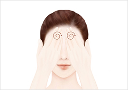 STEP2 - 이마와 미간 사이에 양 손가락을 대고 원을 그리듯 돌려주어 ‘三’, ‘川’자 주변을 풀어줍니다.