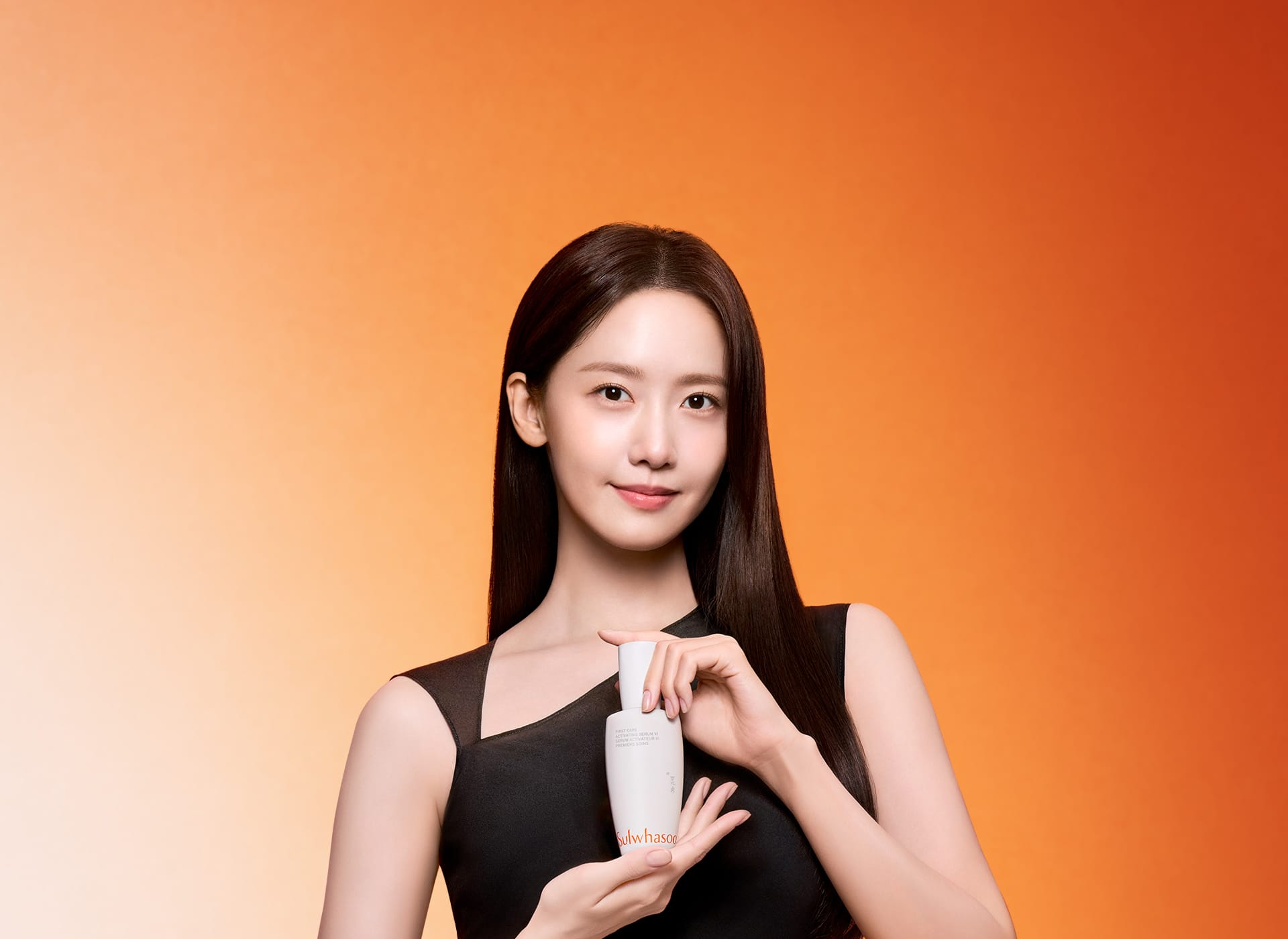 윤조에센스를 손에 들고 있는 설화수 모델 윤아