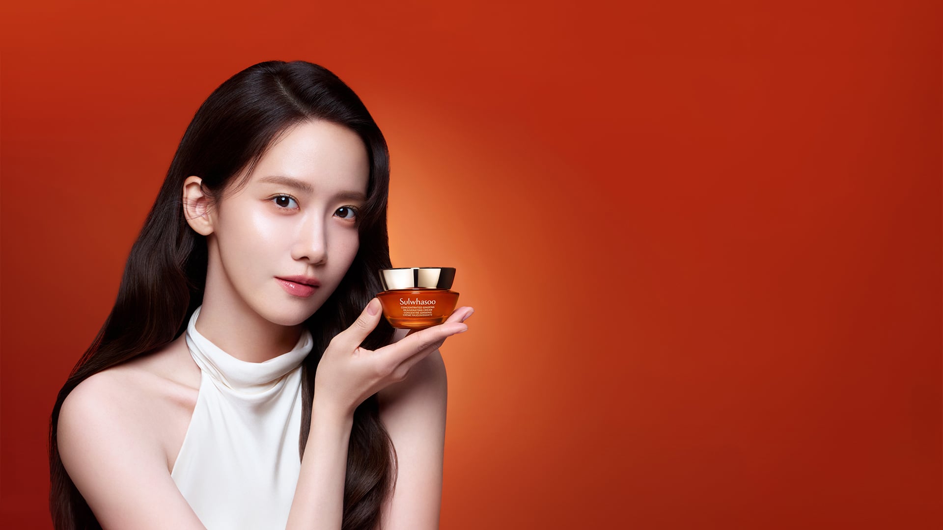 설화수 자음생크림을 손에 들고 있는 윤아