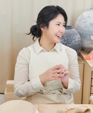 김호정 아티스트가 클래스를 진행하며 웃고 있는 모습