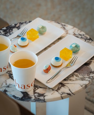 탁자위에 다과가 진열된 모습