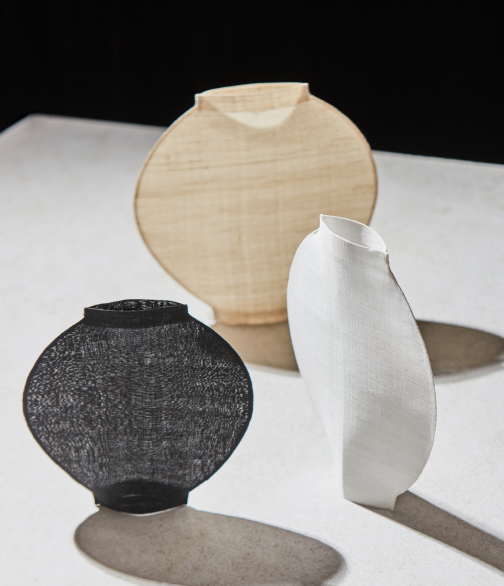 서로 다른 질감과 색상의 달항아리 형태 오브제들이 전시되어 있다.