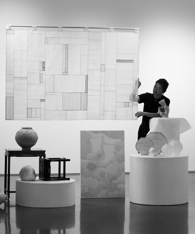 아트보 신예진 작가가 전시 공간에서 작품을 설명하며 작업 과정과 결과물을 소개하고 있다