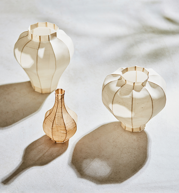 서로 다른 질감과 색상의 달항아리 형태 오브제들이 전시되어 있다.