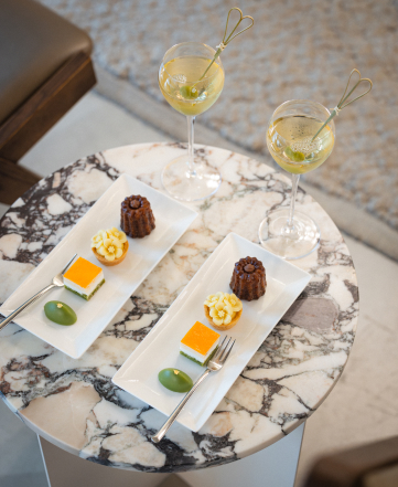 디저트와 음료가 함께 놓인 테이블 위에 다과상이 정갈하게 놓여 있다.