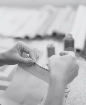 장인이 조각보 원단을 손으로 이어 붙이며 제작 과정을 진행하고 있다