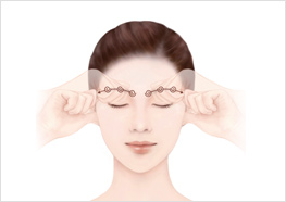 STEP2 - 관자놀이 옆 헤어라인에 엄지 손가락을 고정한 채 검지 측면으로 눈썹 앞머리에서 관자놀이까지 지긋이 누르면서 굴려줍니다