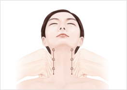 STEP5 -목을 뒤로 젖힌 뒤, 검지 측면으로 목 옆의 돌출된 부위를 위에서 아래 방향으로 지긋이 누르면서 굴려줍니다