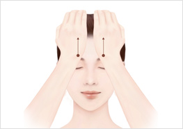 STEP2 - 참손바닥 밑 부분을 눈썹 부위에 대고 헤어 라인까지 밀어 올려줍니다