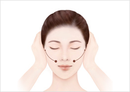 STEP3 - 손바닥 밑 부분을 콧방울 옆에 대고 귀 중앙까지 밀어 올려줍니다