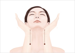 STEP5 - 목을 뒤로 젖힌 뒤 손바닥 밑 부분을 목 옆의 돌출된 부위의 아래쪽에 대고 위로 밀어 올려줍니다