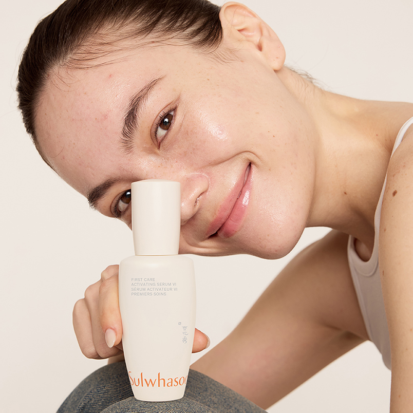 윤조에센스를 들고 있는 설화수 모델