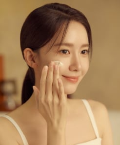 크림을 볼에 바르는 설화수 모델 윤아