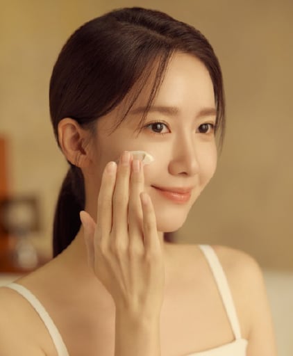 크림을 볼에 바르는 설화수 모델 윤아