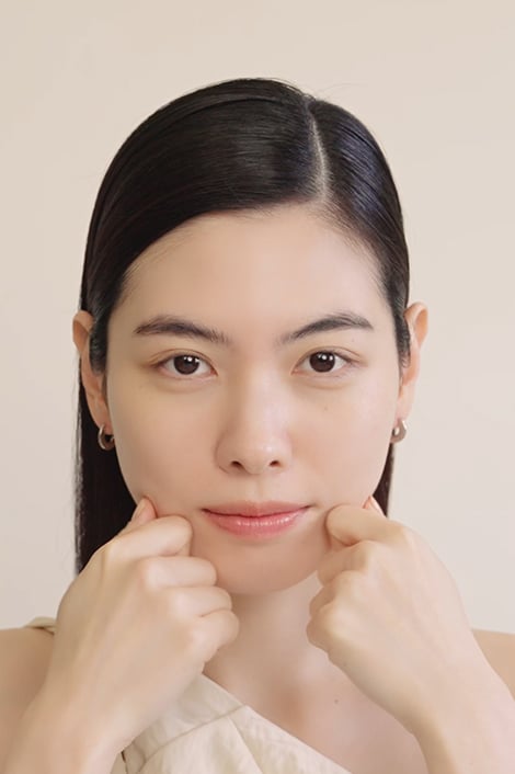 손으로 얼굴의 턱선을 부드럽게 잡아당기는 여성의 모습은 설화수 진설크림의 탄력 있는 피부 개선 효과를 시각적으로 보여줍니다.