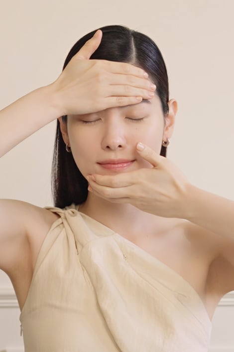 눈을 감고 이마와 턱에 손을 대고 있는 여성이 진세노사이드 크림의 효과를 보여주듯 촉촉하고 젊어 보이는 피부를 선보입니다.