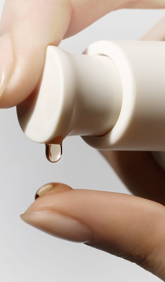 모델이 윤조에센스를 펌프에서 손가락에 덜어내는 모습