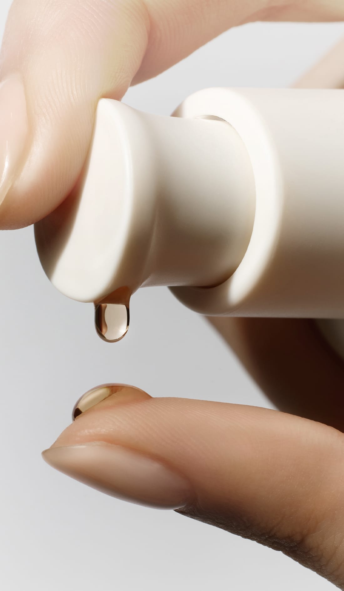 모델이 윤조에센스를 펌프에서 손가락에 덜어내는 모습