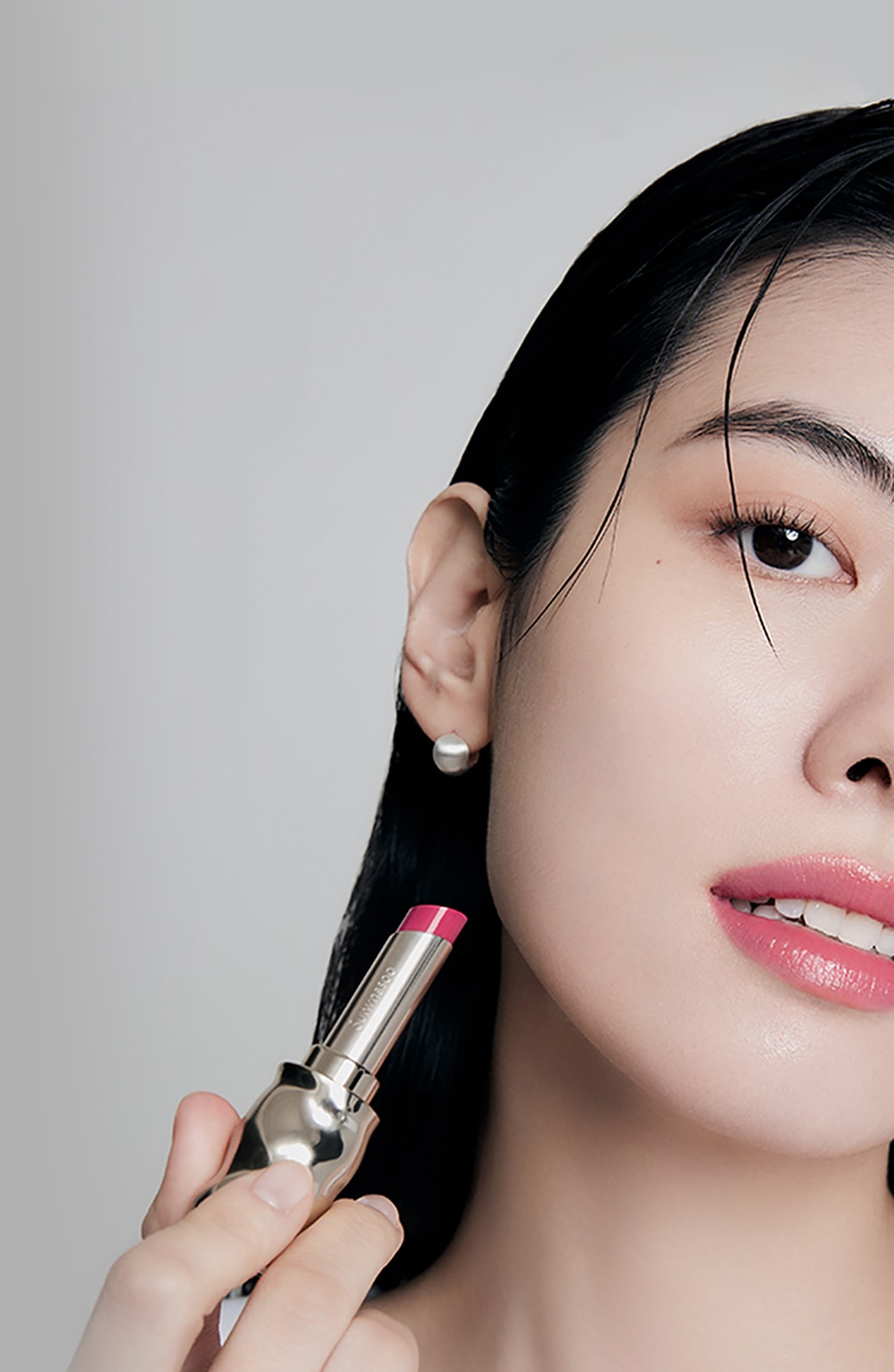퍼펙팅 립컬러 NO.370 PEONY를 입술에 바른 모델
