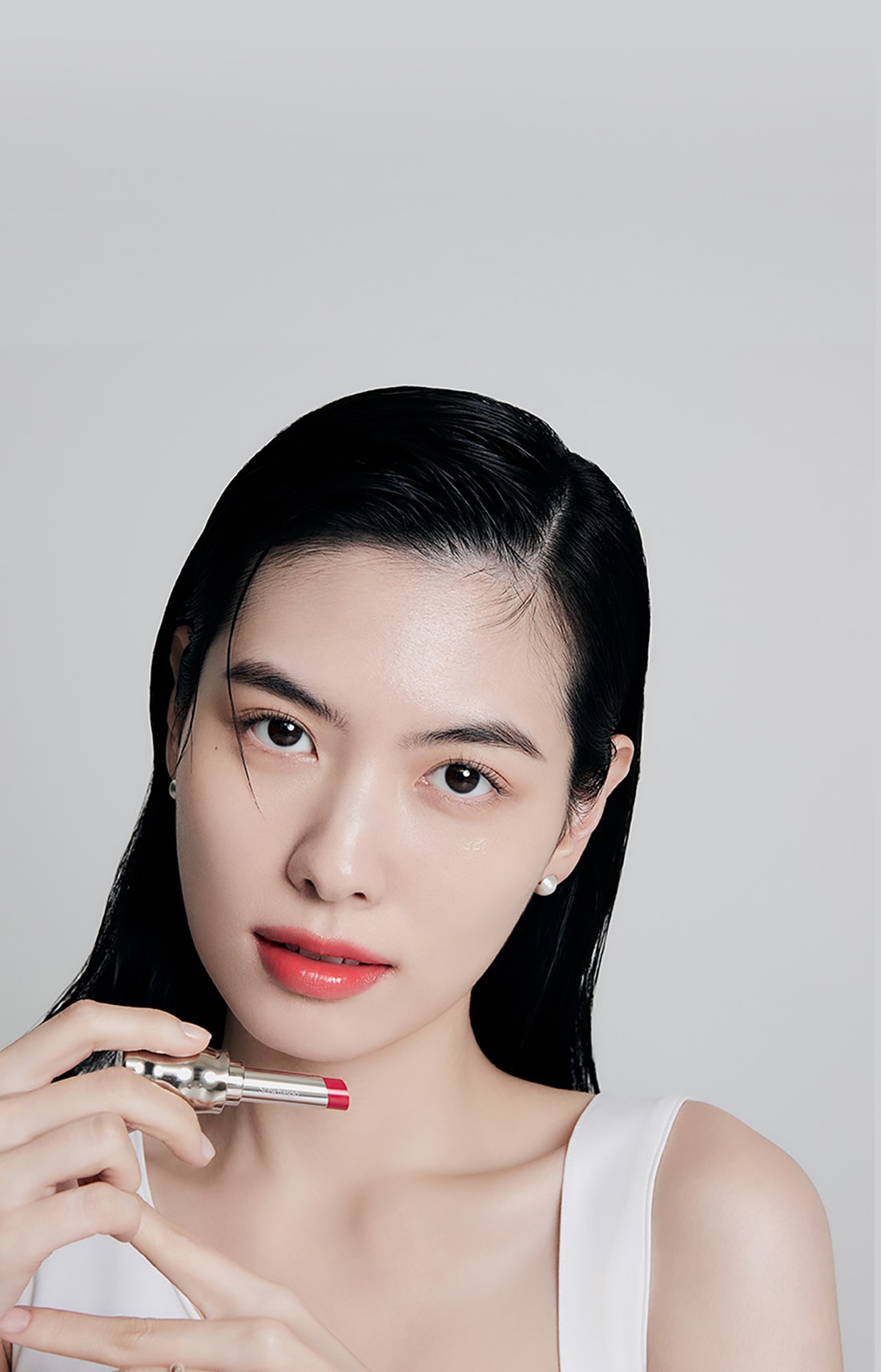 퍼펙팅 립컬러 NO.460 BERRY를 입술에 바른 모델