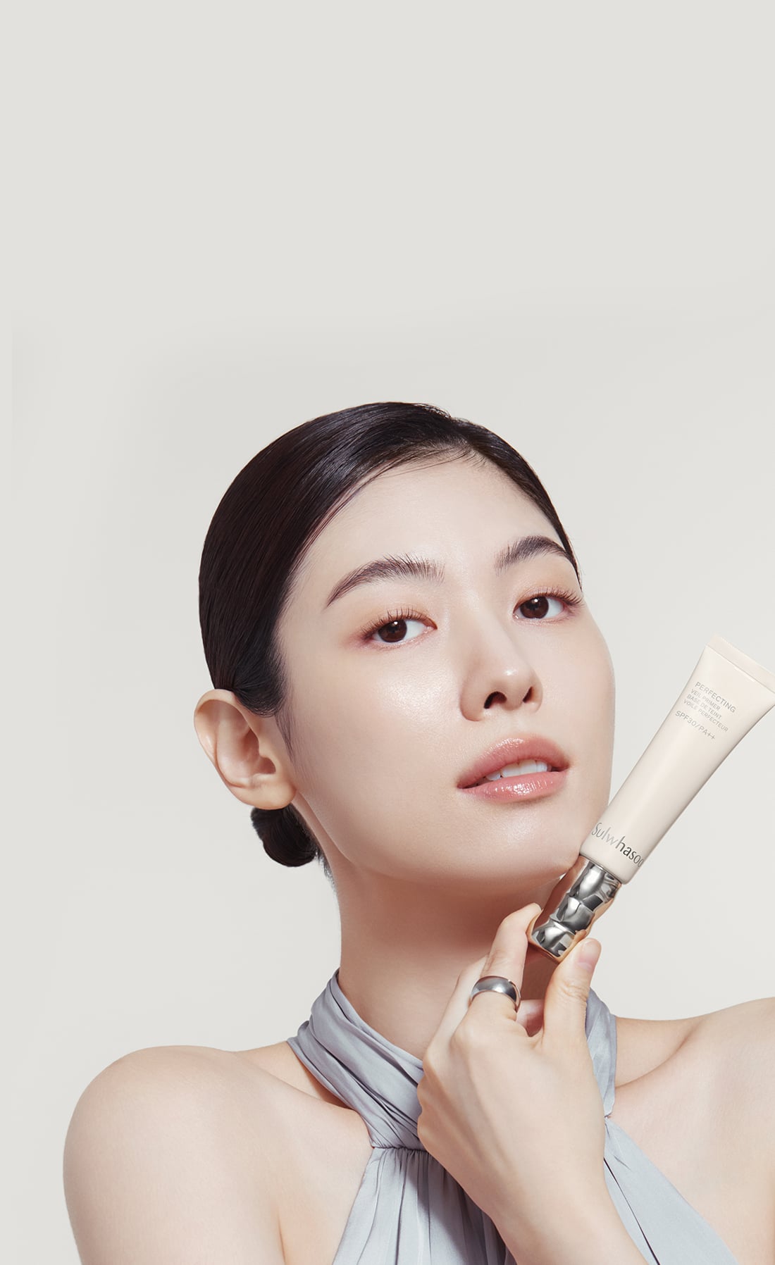 원래 타고난 좋은 피부처럼 투명한 피부 빛을 보여주는 퍼펙팅 베일 프라이머