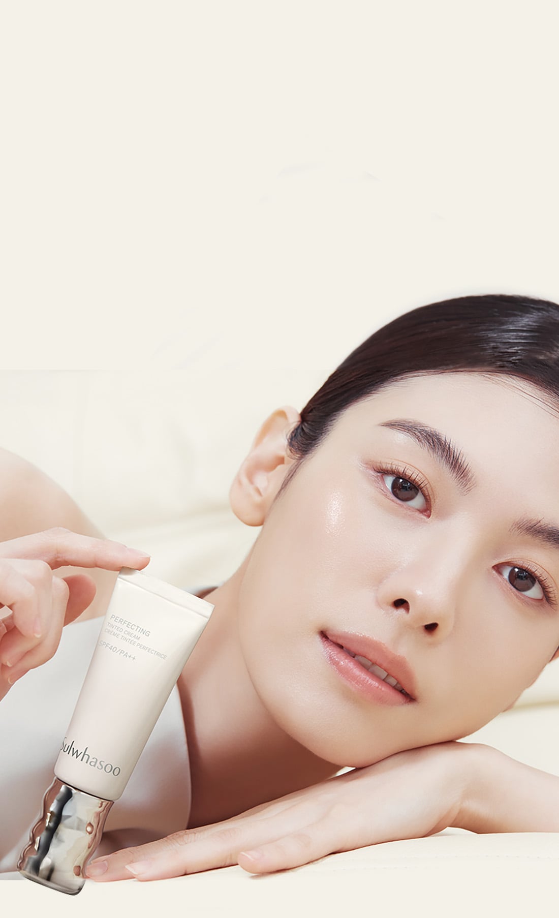 퍼펙팅 베일 틴티드 크림을 손에 들고 있는 모델