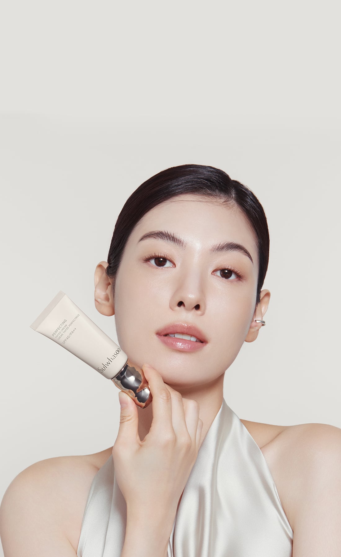 균일하게 커버되어 매끈한 피부결을 보여주는 퍼펙팅 베일 틴티드 크림 사용 효과