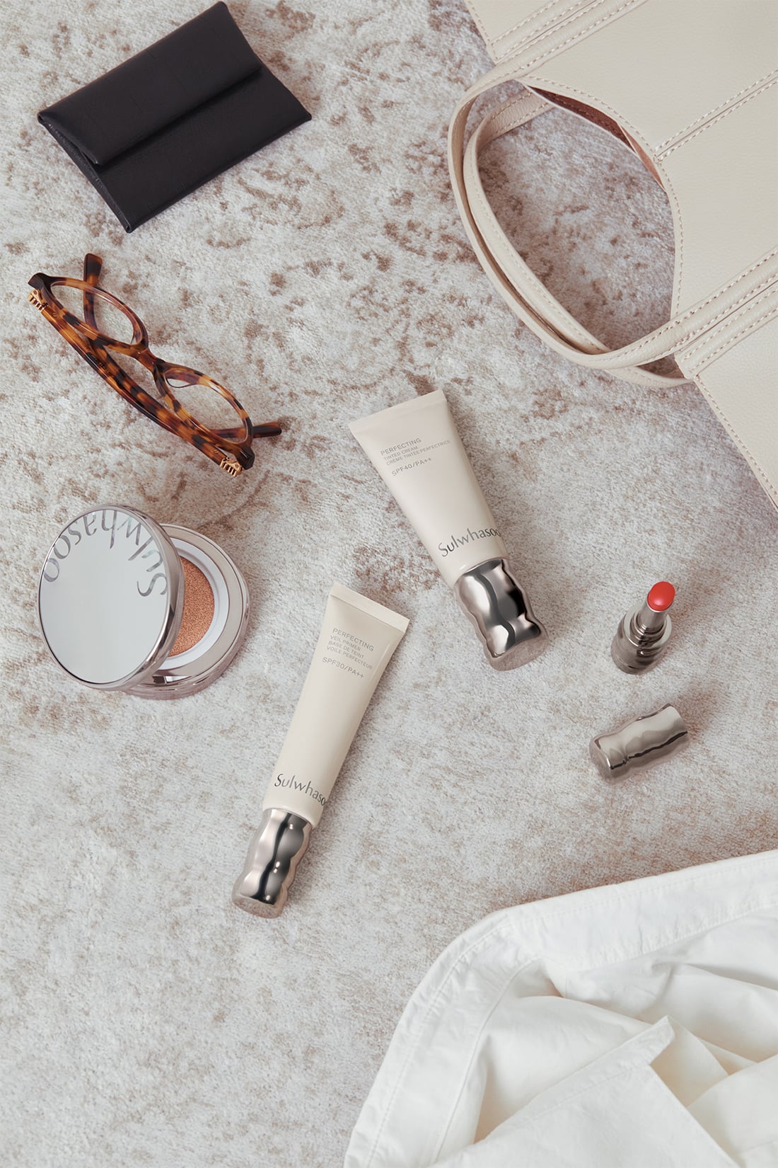 가방에 넣고 다닐 수 있는 퍼펙팅 라인으로 메이크업 완성