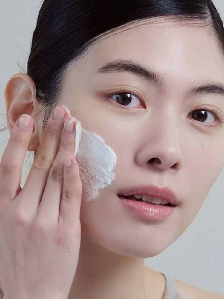 설화수 진설클렌징폼을 손으로 얼굴에 바르며 부드러운 제형의 도포감을 보여주는 이미지