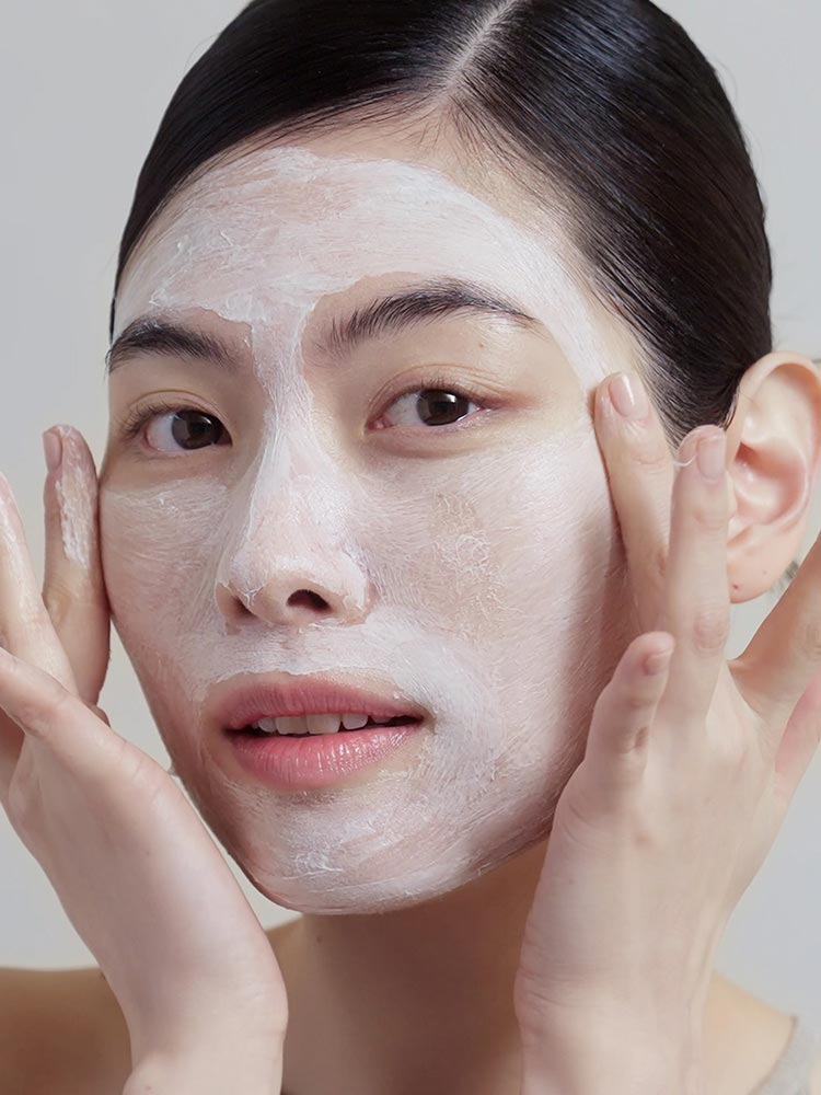설화수 진설클렌징폼을 얼굴 전체에 펴 발라 풍성한 거품과 사용 방법을 보여주는 이미지
