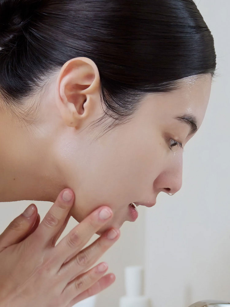 설화수 진설클렌징폼 사용 후 물로 부드럽게 세안하며 잔여물을 제거하는 모습을 담은 이미지