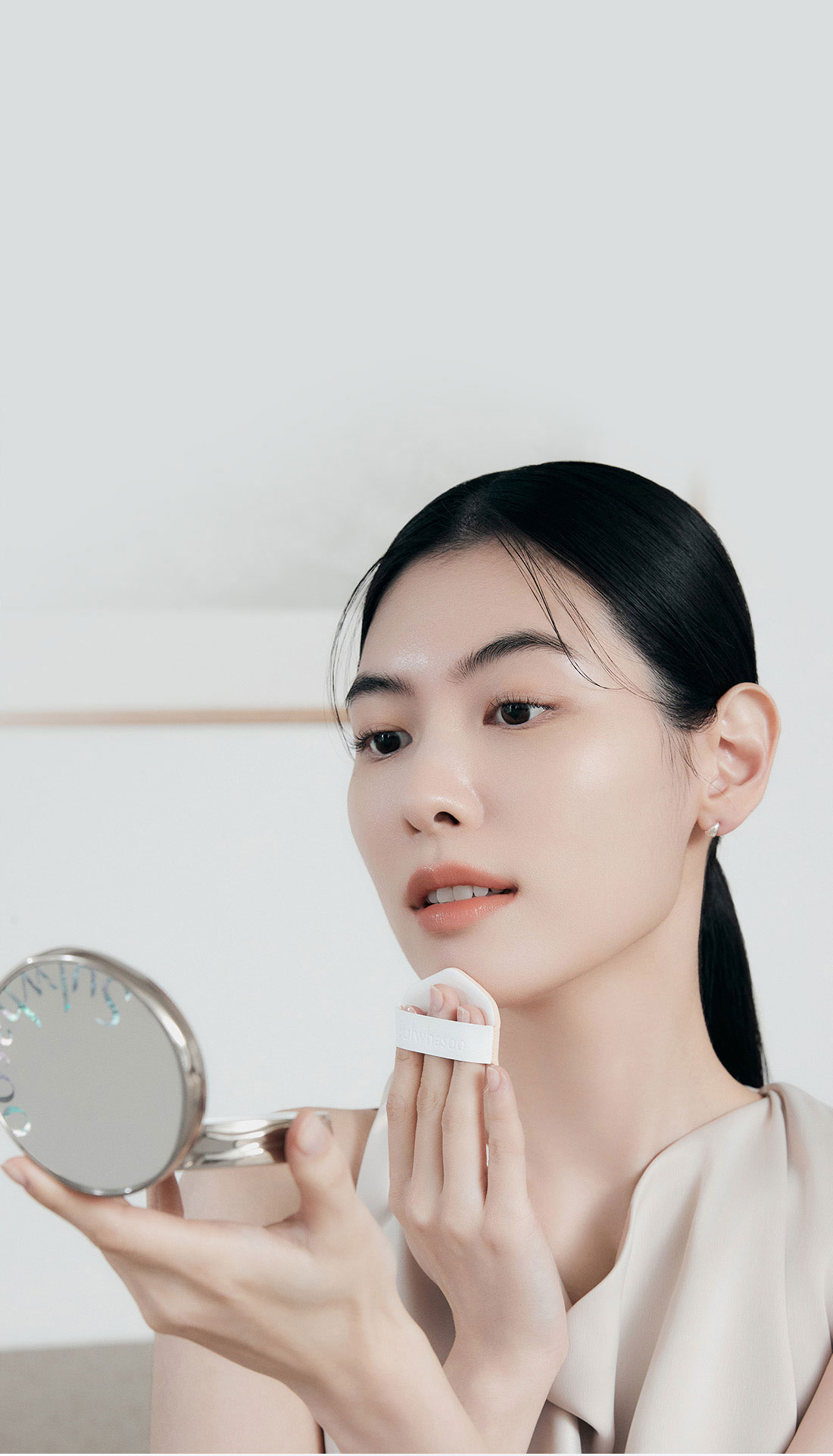 퍼펙팅 쿠션을 사용하고 있는 모델