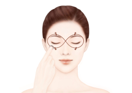 STEP3 - 마사저를 활용하여 왼쪽부터 눈가8자를 그리며 쓸어줍니다.