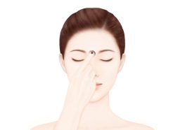 STEP4 - 마사저를 활용하여 눈가아래눈썹 순으로 안쪽에서 바깥방향으로 쓸어줍니다.